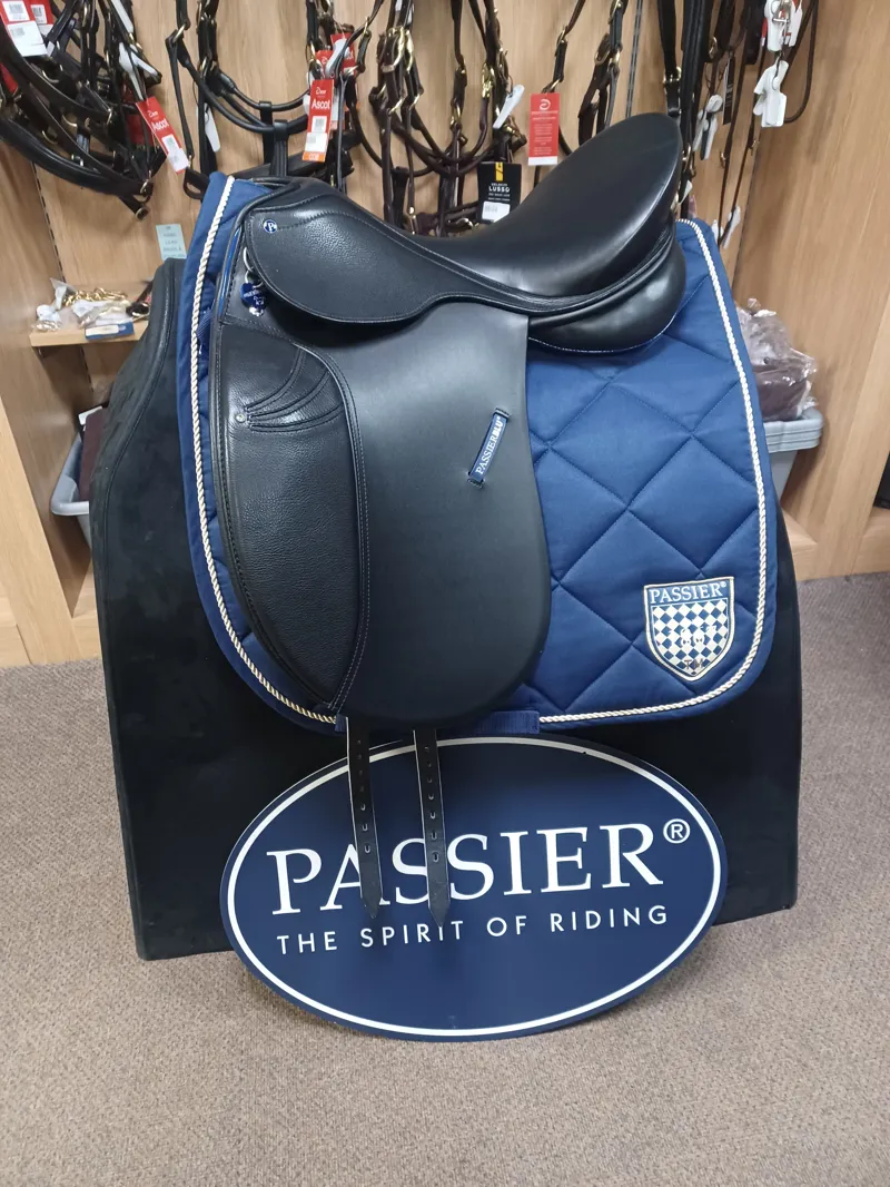 PassierBlu Dressage Saddle  With Saddle Pad 17 1/2In Medium/27.5cm Black