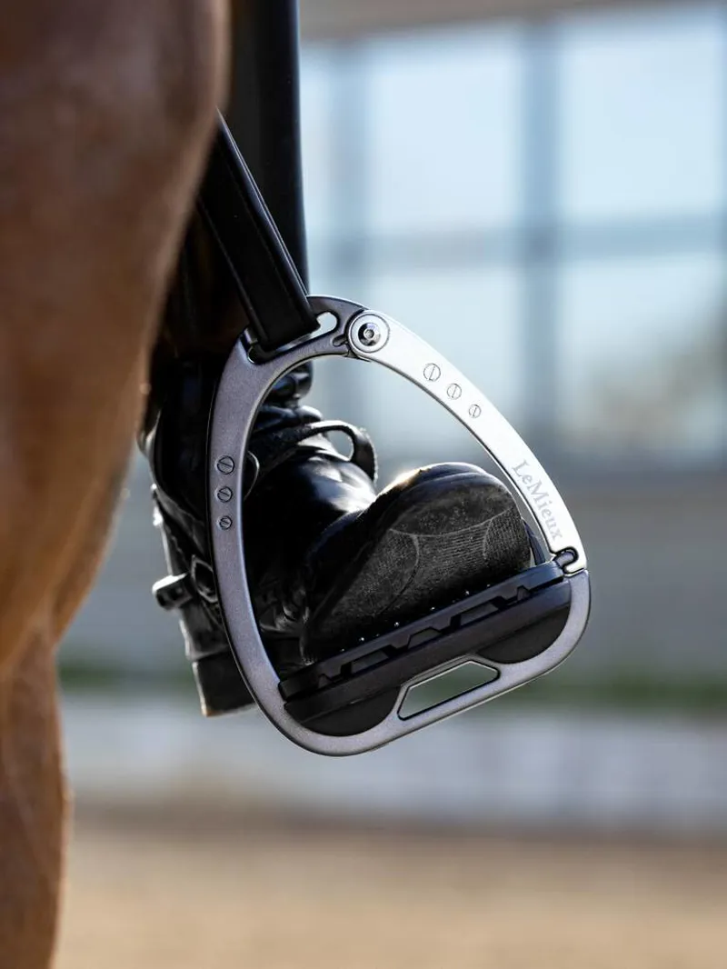 LeMieux Vector Balance Stirrup Carbon/Silver-1